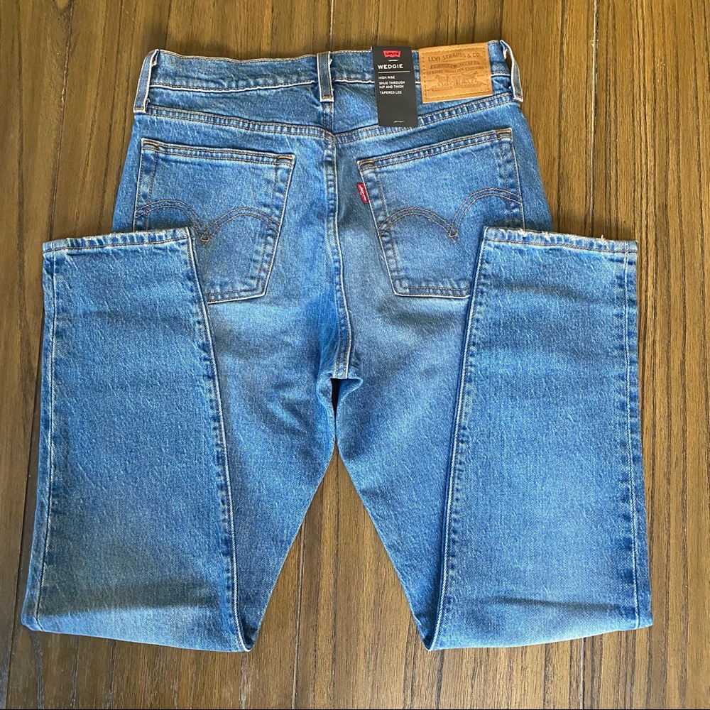 Levi’s Wedgie Icon Fit high rise tapered jeans - Picture 8 of 11